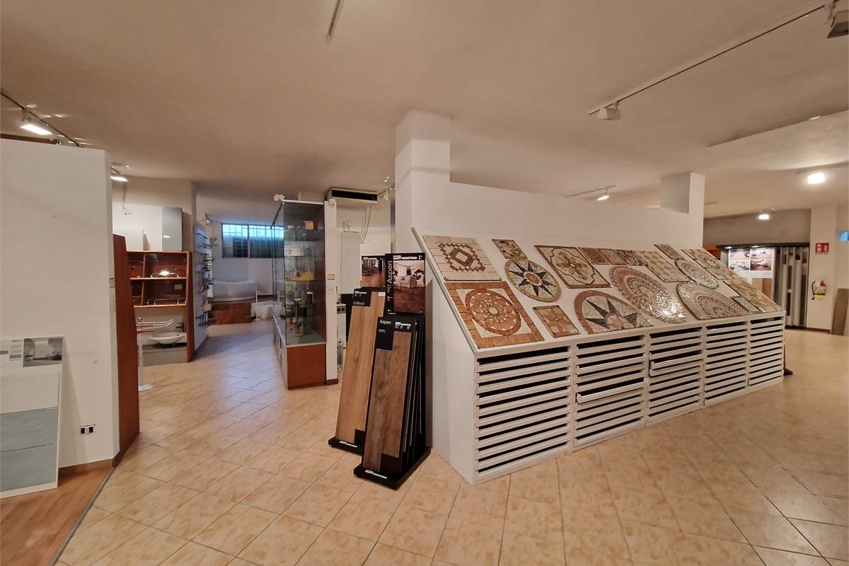 Ampio showroom con uffici e deposito in vendita 