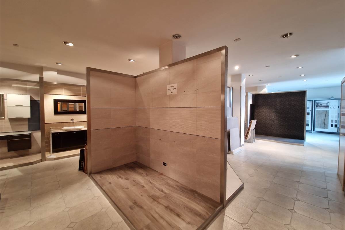 Ampio showroom con uffici e deposito in vendita 