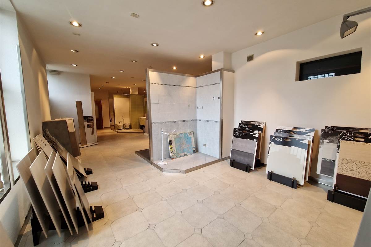 Ampio showroom con uffici e deposito in vendita 