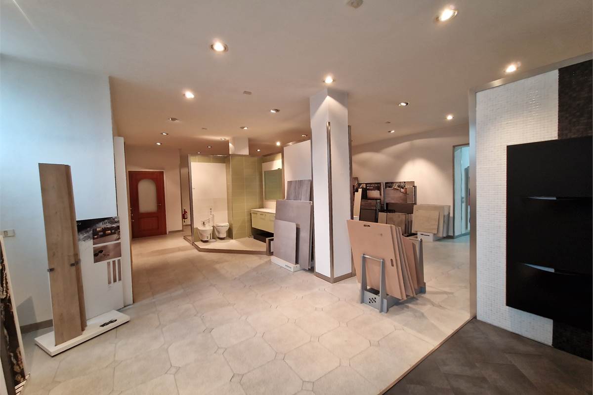 Ampio showroom con uffici e deposito in vendita 