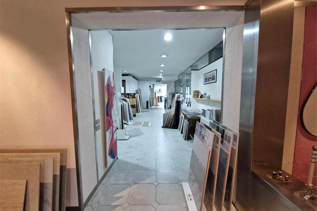 Ampio showroom con uffici e deposito in vendita 