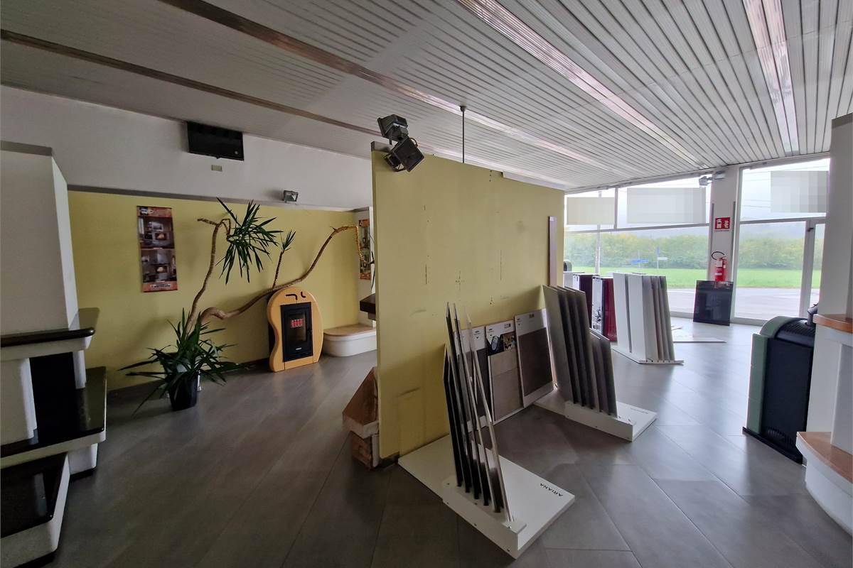 Ampio showroom con uffici e deposito in vendita 