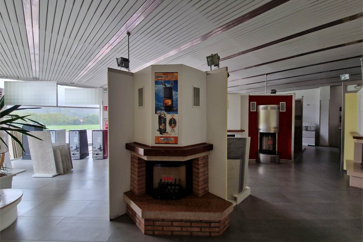 Ampio showroom con uffici e deposito in vendita 