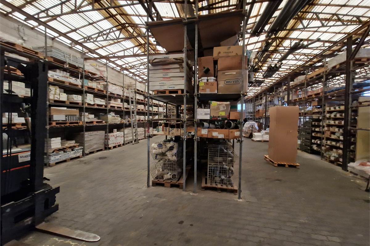 Ampio showroom con uffici e deposito in vendita 