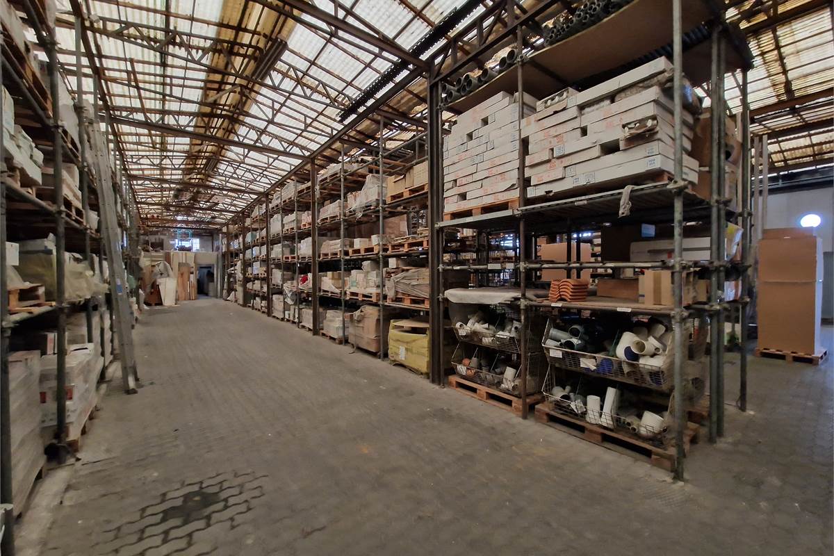 Ampio showroom con uffici e deposito in vendita 