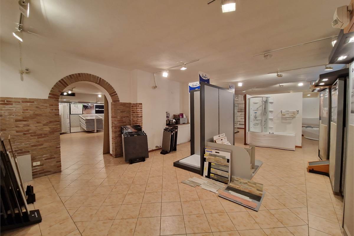 Ampio showroom con uffici e deposito in vendita 