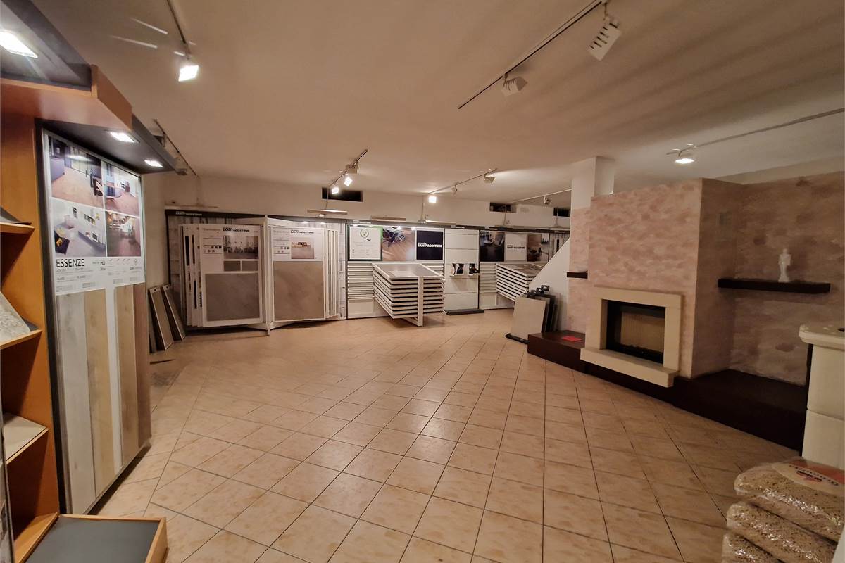 Ampio showroom con uffici e deposito in vendita 