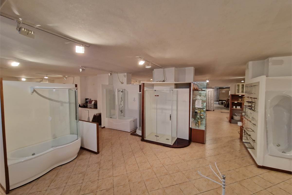 Ampio showroom con uffici e deposito in vendita 