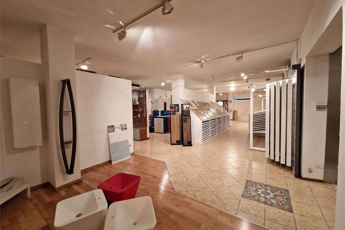 Ampio showroom con uffici e deposito in vendita 