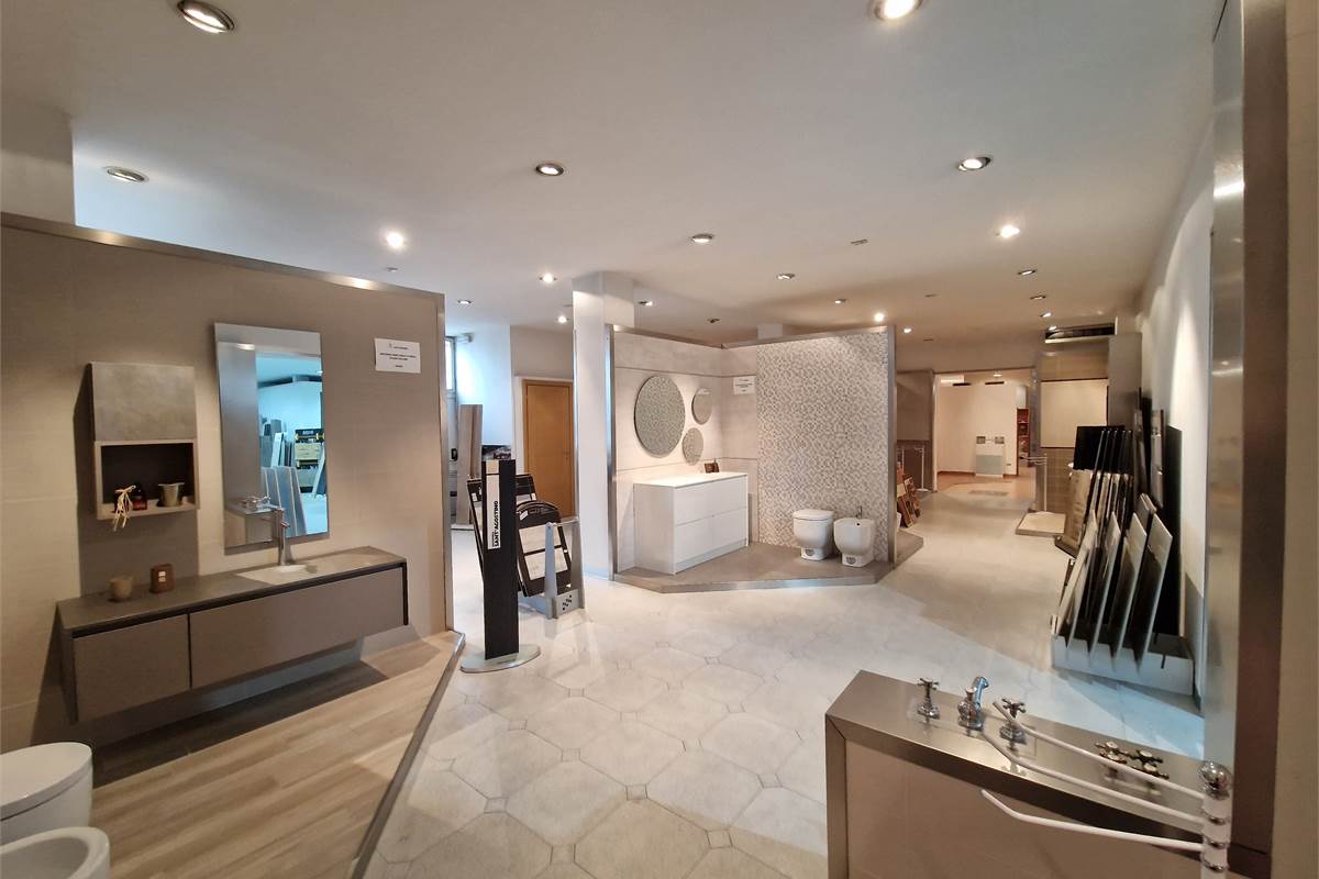 Ampio showroom con uffici e deposito in vendita 