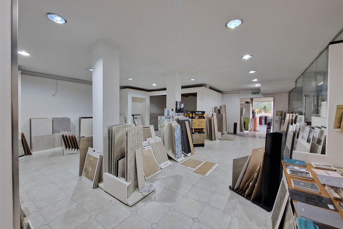 Ampio showroom con uffici e deposito in vendita 