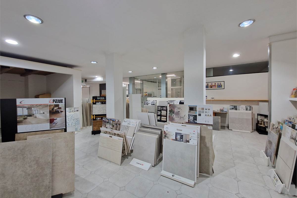 Ampio showroom con uffici e deposito in vendita 