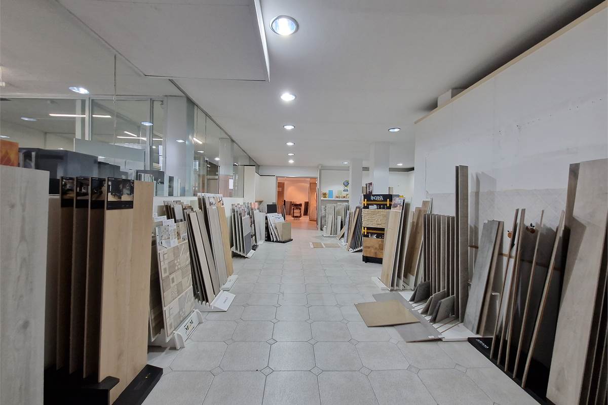 Ampio showroom con uffici e deposito in vendita 