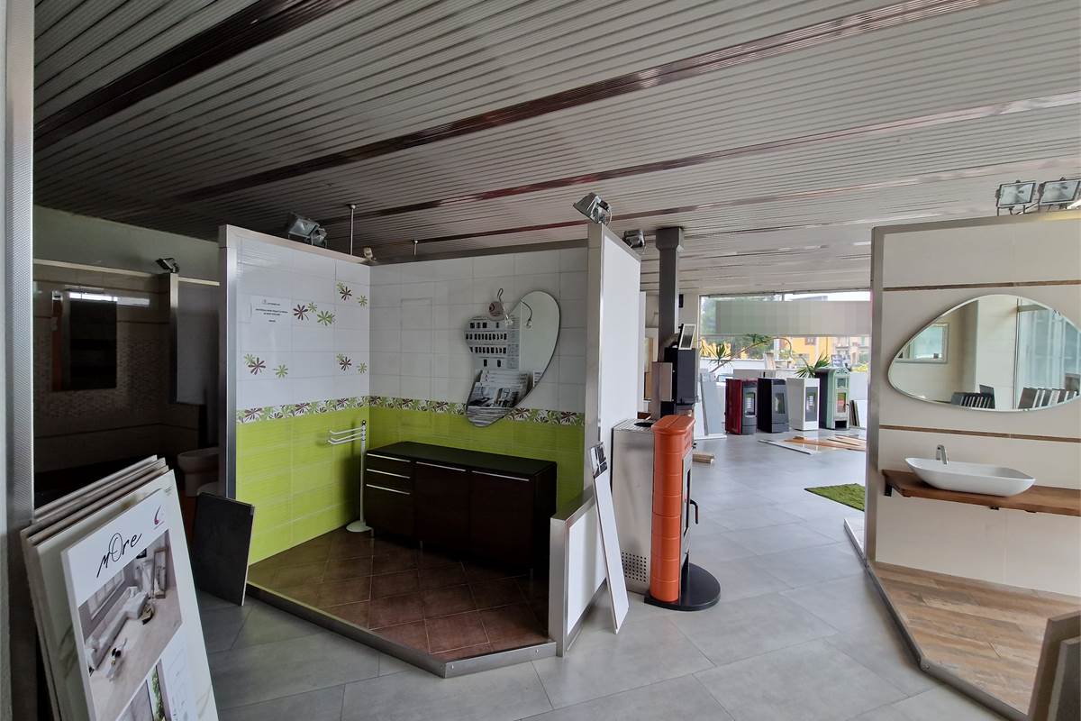 Ampio showroom con uffici e deposito in vendita 