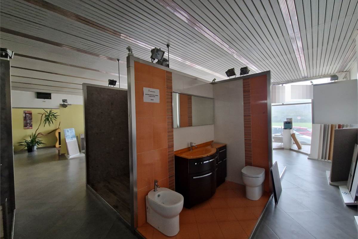Ampio showroom con uffici e deposito in vendita 