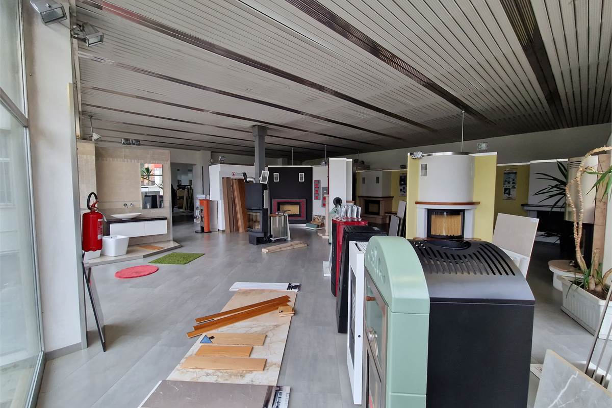 Ampio showroom con uffici e deposito in vendita 