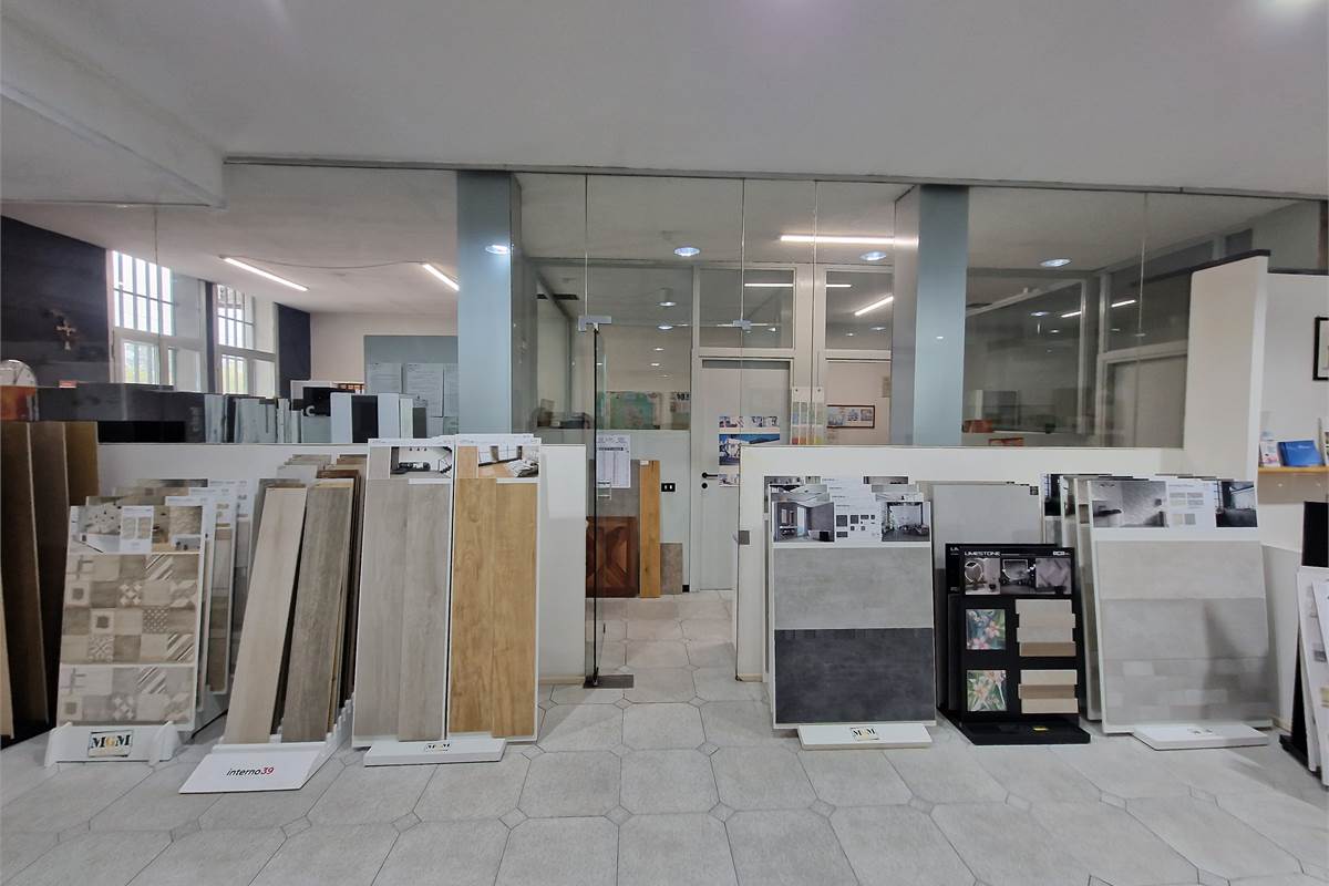 Ampio showroom con uffici e deposito in vendita 