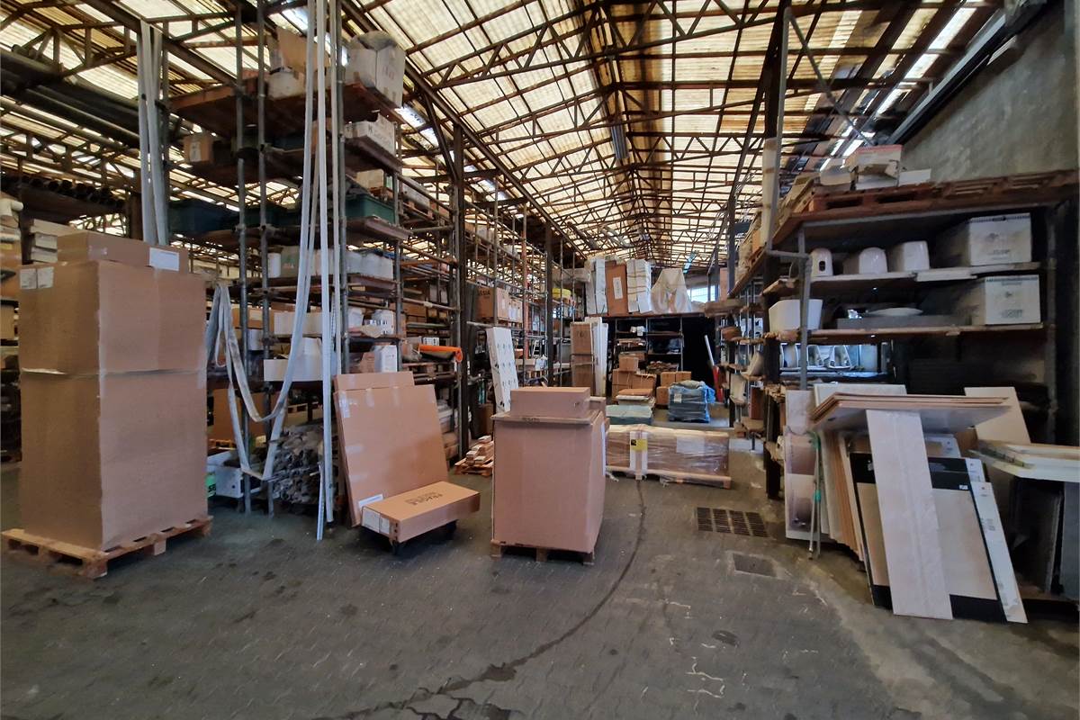 Ampio showroom con uffici e deposito in vendita 