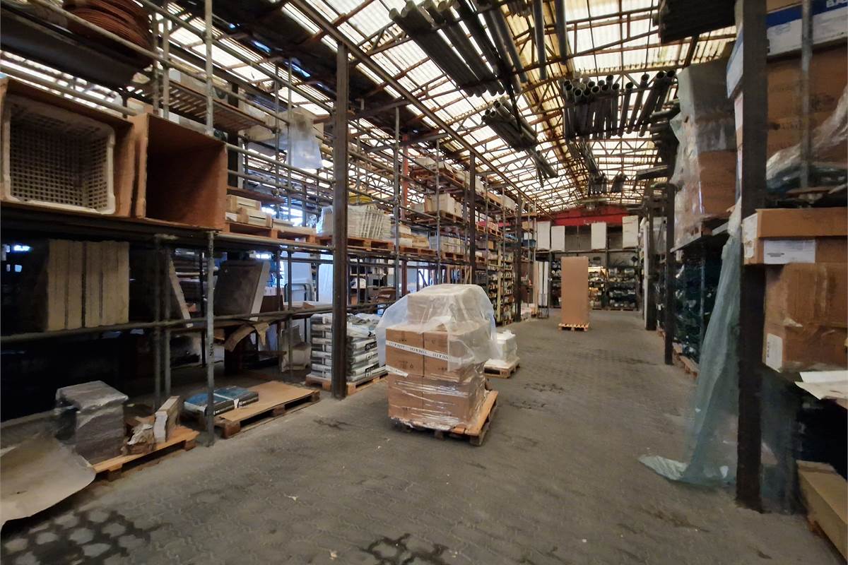 Ampio showroom con uffici e deposito in vendita 