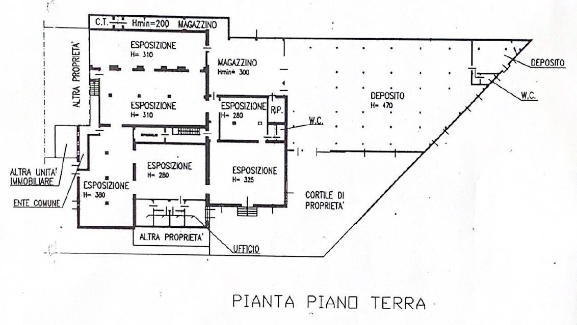 Ampio showroom con uffici e deposito in vendita 