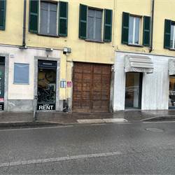 COMO CENTRO- affittasi magazzino ristrutturato a nuovo 