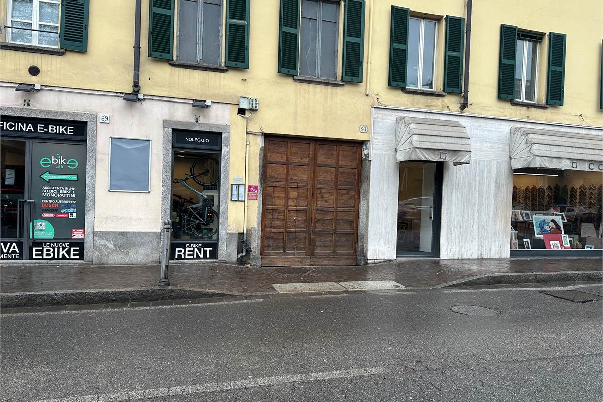 COMO CENTRO - VENDESI MAGAZZINO - RISTRUTTURATO 