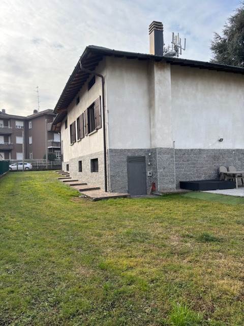 Fino Mornasco vendita villa singola con 900 mq di giardino