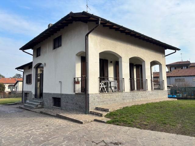 Fino Mornasco vendita villa singola con 900 mq di giardino