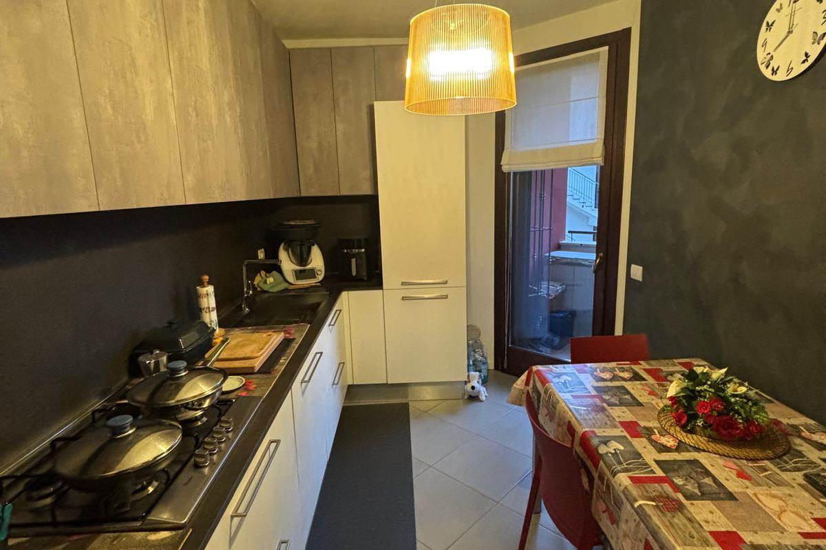 NOVEDRATE VENDITA 3 LOCALI CON DOPPI SERVIZI