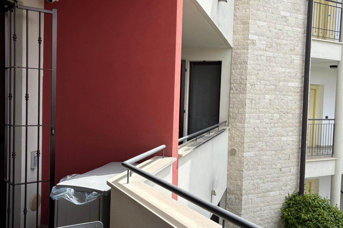 NOVEDRATE VENDITA 3 LOCALI CON DOPPI SERVIZI