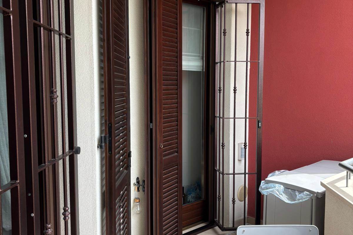NOVEDRATE VENDITA 3 LOCALI CON DOPPI SERVIZI