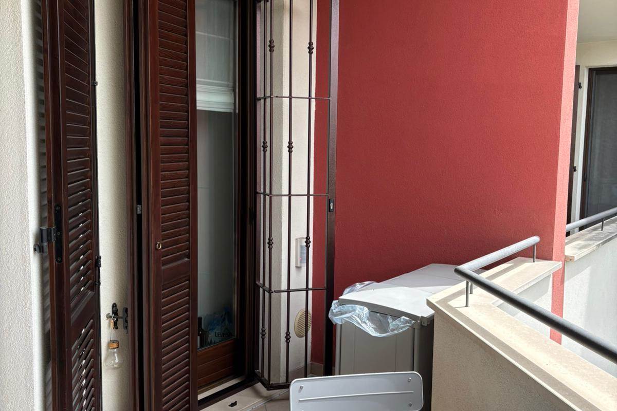 NOVEDRATE VENDITA 3 LOCALI CON DOPPI SERVIZI