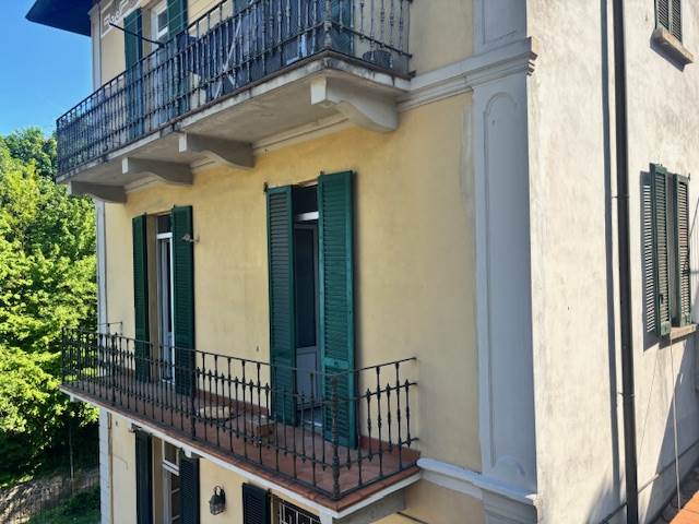 CADORAGO - APPARTAMENTO CON TERRAZZO E POSTO AUTO