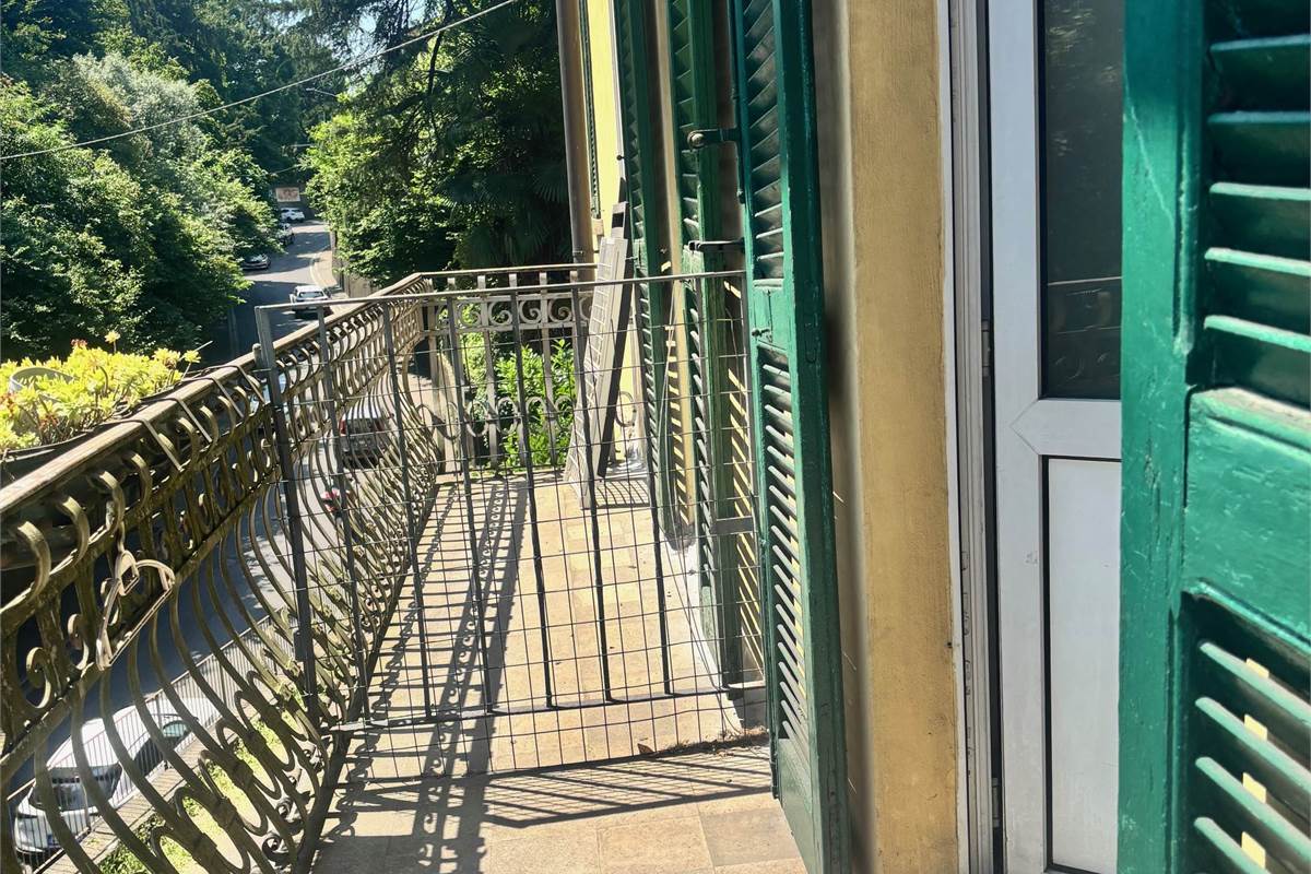 CADORAGO - APPARTAMENTO CON TERRAZZO E POSTO AUTO