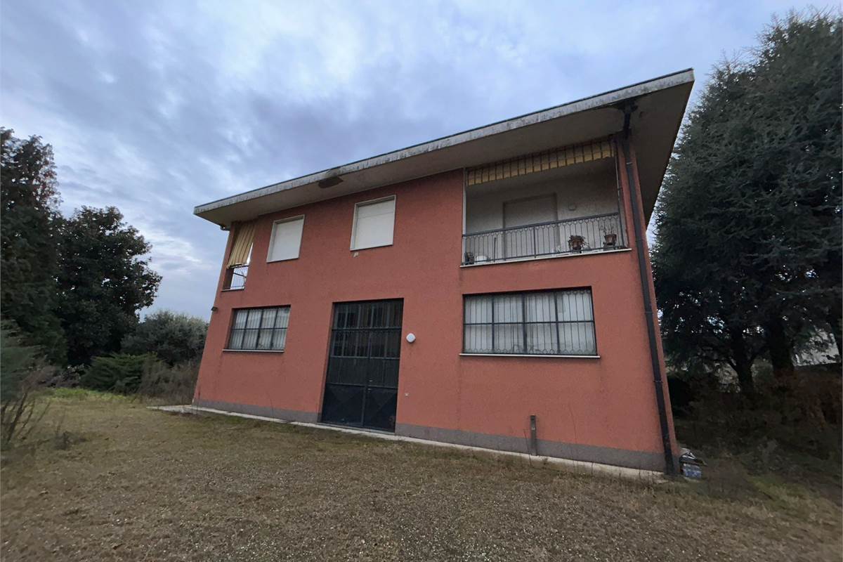 Rovellasca vendesi Casa Indipendente con Laboratorio