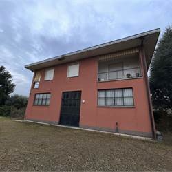 Rovellasca vendesi Casa Indipendente con Laboratorio