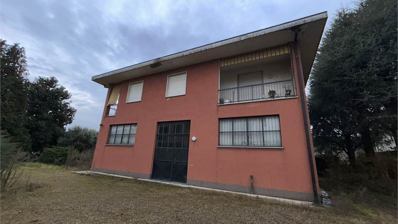 Rovellasca vendesi Casa Indipendente con Laboratorio
