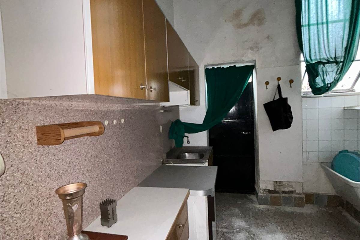 Rovellasca vendesi Casa Indipendente con Laboratorio