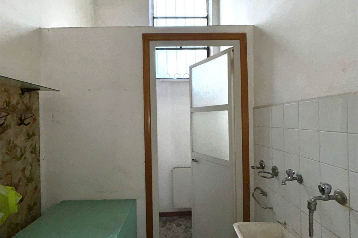 Rovellasca vendesi Casa Indipendente con Laboratorio