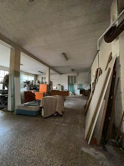 Rovellasca vendesi Casa Indipendente con Laboratorio