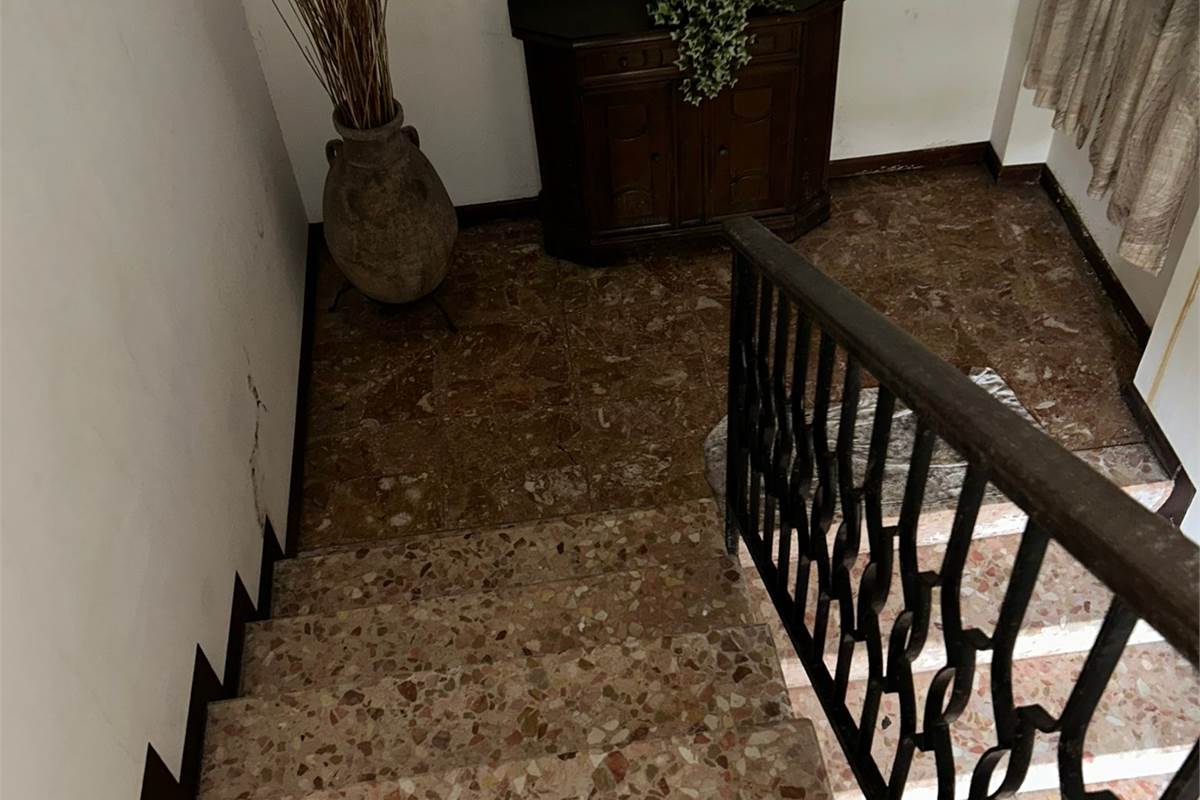 Rovellasca vendesi Casa Indipendente con Laboratorio