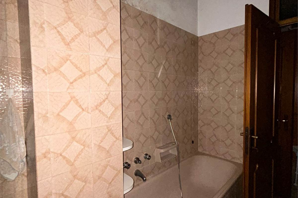 Rovellasca vendesi Casa Indipendente con Laboratorio