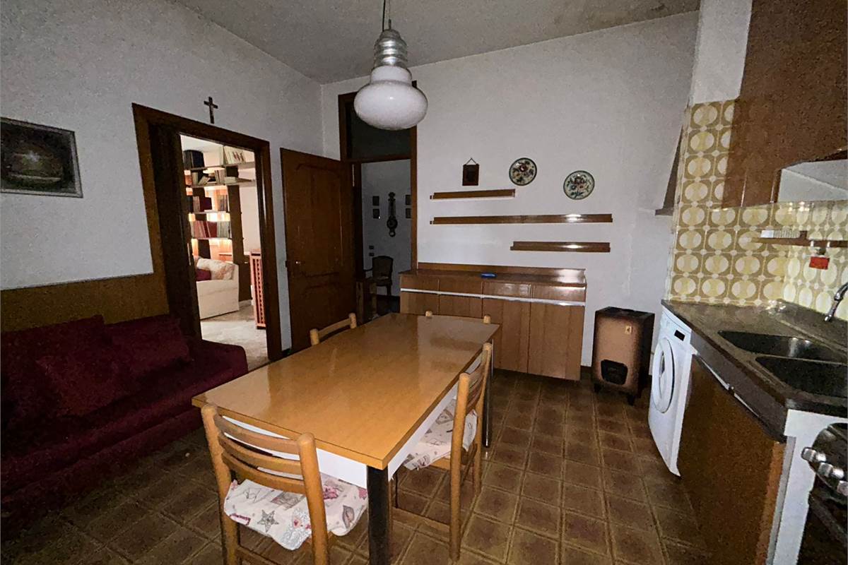 Rovellasca vendesi Casa Indipendente con Laboratorio