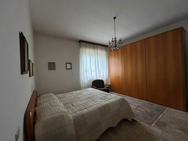 Rovellasca vendesi Casa Indipendente con Laboratorio