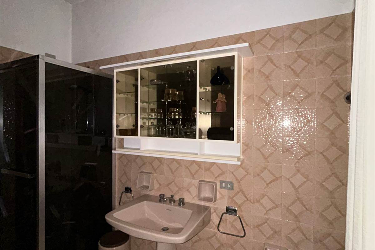 Rovellasca vendesi Casa Indipendente con Laboratorio