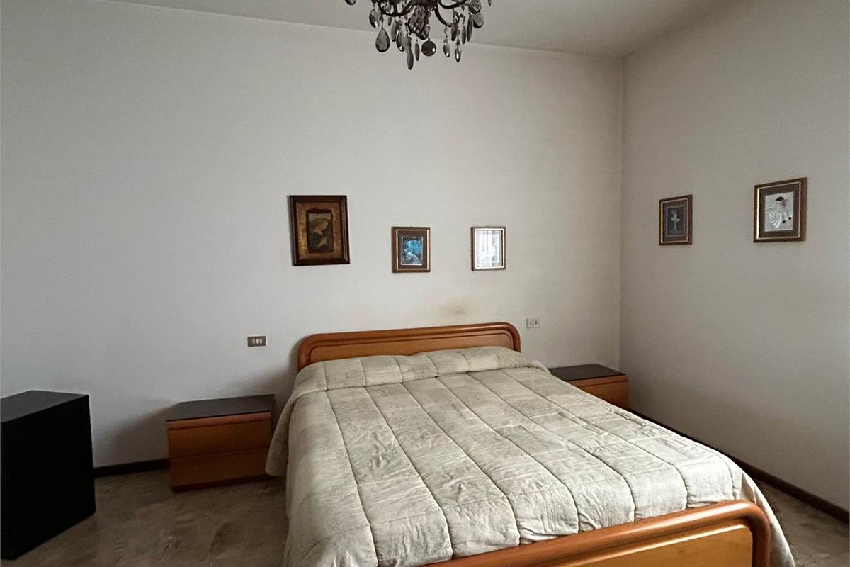 Rovellasca vendesi Casa Indipendente con Laboratorio