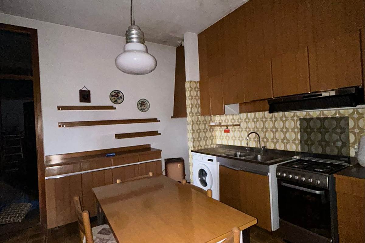 Rovellasca vendesi Casa Indipendente con Laboratorio