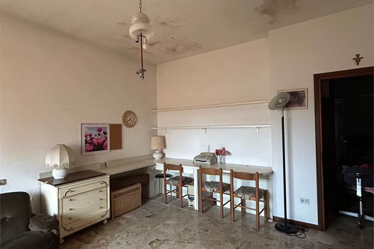 Rovellasca vendesi Casa Indipendente con Laboratorio