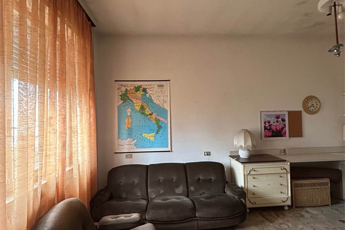 Rovellasca vendesi Casa Indipendente con Laboratorio