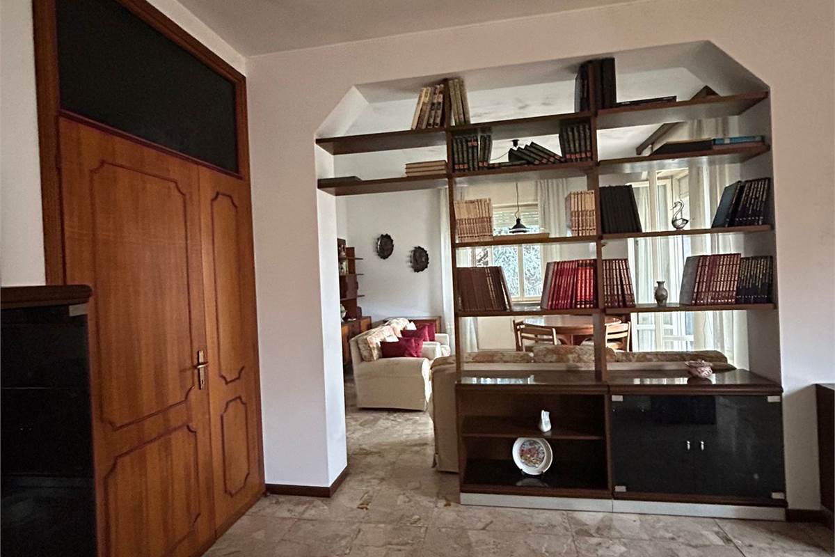 Rovellasca vendesi Casa Indipendente con Laboratorio